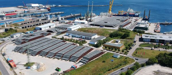 Российское краново-монтажное трубоукладочное судно (КМТУС) Академик Черский в немецком порту Мукран на острове Рюген Российское краново-монтажное трубоукладочное судно (КМТУС) Академик Черский в немецком порту Мукран на острове Рюген - 俄罗斯卫星通讯社