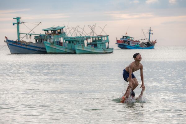 在越南富國島游泳 - 俄羅斯衛星通訊社