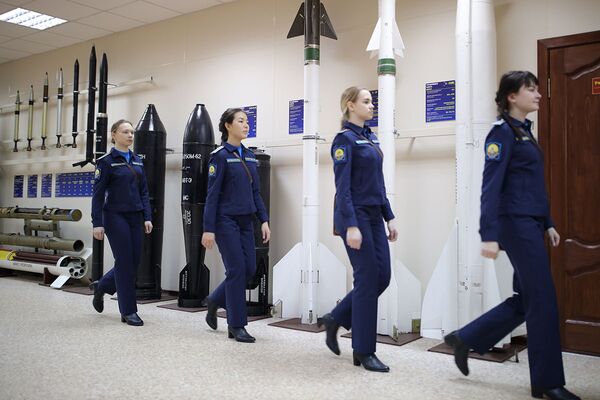 Будущие военные летчицы приступили к тренажерной подготовке в Краснодарском училище ВКС - 俄羅斯衛星通訊社
