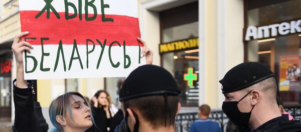 Девушка с плакатом Живе Беларусь! у посольства Белоруссии в Москве - 俄罗斯卫星通讯社