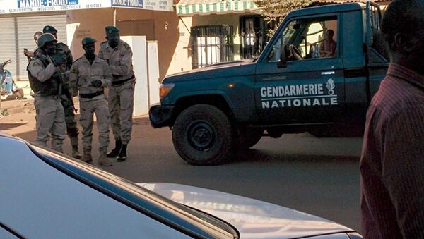Малийские военные рядом с отелем Radisson Blu в Бамако - 俄羅斯衛星通訊社
