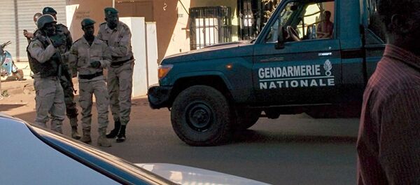 Малийские военные рядом с отелем Radisson Blu в Бамако Малийские военные рядом с отелем Radisson Blu в Бамако - 俄羅斯衛星通訊社