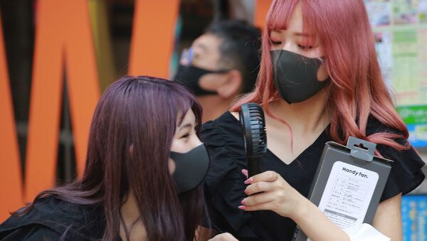 Девушки в защитных масках во время сильной жары в Токио, Япония - 俄羅斯衛星通訊社
