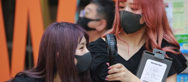 Девушки в защитных масках во время сильной жары в Токио, Япония - 俄羅斯衛星通訊社