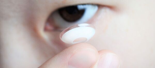 Азиатская девушка надевает контактные линзы - 俄罗斯卫星通讯社