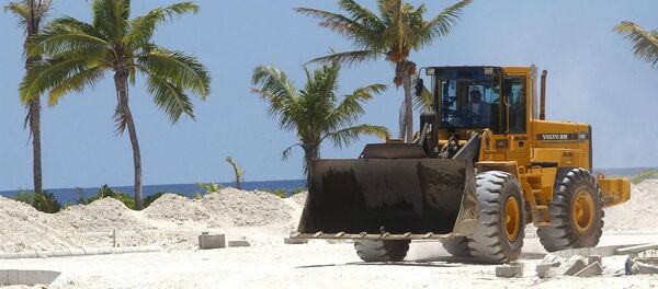 A bulldozer makes it's way past palm trees, 18 October 2003, on Hulhumale, an artificial island reclaimed from a lagoon to lodge Maldives' ever-growing population. - 俄罗斯卫星通讯社