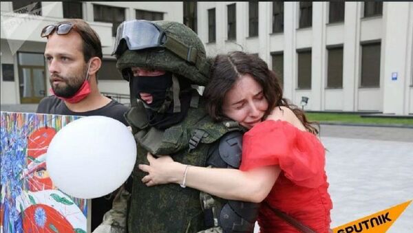 軍人從明斯克政府大樓逼退抗議者 - 俄羅斯衛星通訊社