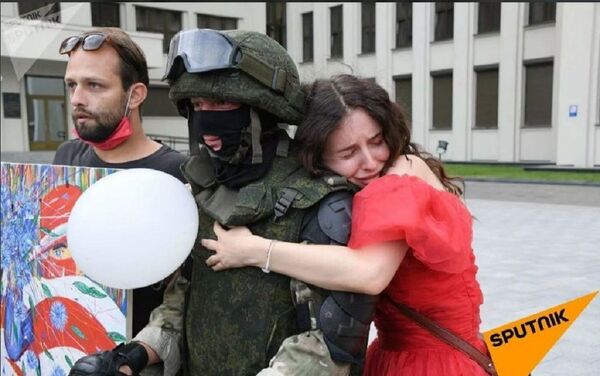 軍人從明斯克政府大樓逼退抗議者 - 俄羅斯衛星通訊社