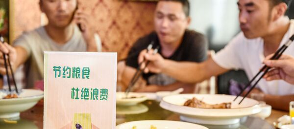 A sign encouraging people not to waste food A sign encouraging people not to waste food - 俄罗斯卫星通讯社