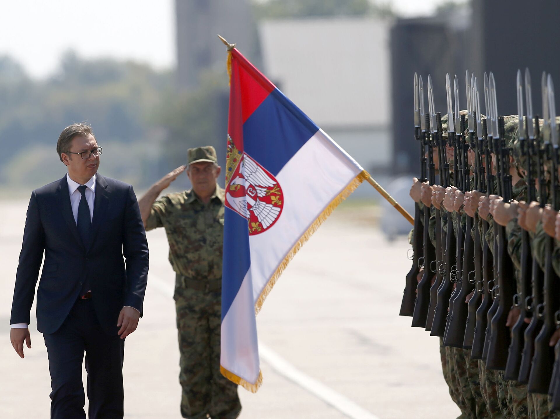 12架运20抵塞尔维亚 美媒：“中国人举行了武力展示”|塞尔维亚|运-20|武器_新浪新闻