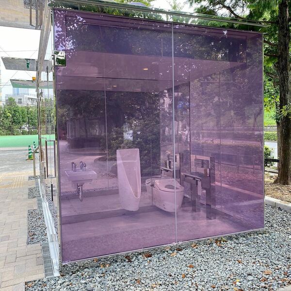 透明公厕现身东京公园 透明公厕现身东京公园 - 俄罗斯卫星通讯社