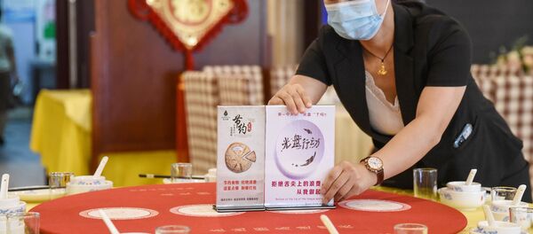 A staff member sets up signs encouraging people not to waste food - 俄罗斯卫星通讯社
