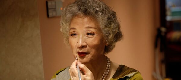 74歲的“Glamma Beijing”模特組合成員王念文正在化妝 - 俄羅斯衛星通訊社