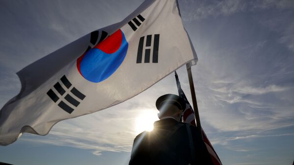 Военнослужащий с флагом Южной Кореи - 俄羅斯衛星通訊社