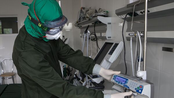 Сотрудник инфекционного корпуса, где лечат пациентов с COVID-19, в красной зоне Республиканской детской клинической больницы во Владикавказе - 俄羅斯衛星通訊社