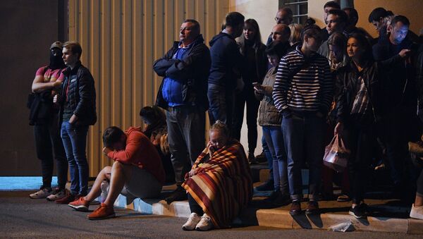 Люди ожидают освобождения своих родных и близких возле Центра изоляции правонарушителей на улице Окрестина в Минске, где содержатся задержанные в ходе акций протеста - 俄羅斯衛星通訊社