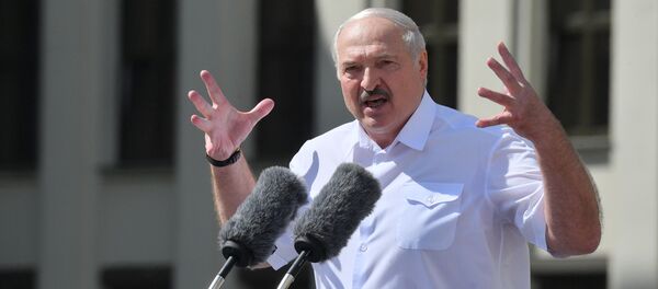 Президент Белоруссии Александр Лукашенко выступает на митинге, организованном в его поддержку на площади Независимости в Минске Президент Белоруссии Александр Лукашенко выступает на митинге, организованном в его поддержку на площади Независимости в Минске - 俄羅斯衛星通訊社