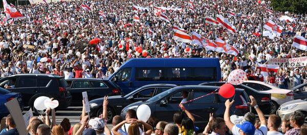 Участники общегражданского марша За свободу у стелы Минск — город-герой в Минске - 俄罗斯卫星通讯社