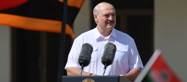 Президент Белоруссии Александр Лукашенко выступает на митинге, организованном в его поддержку на площади Независимости в Минске Президент Белоруссии Александр Лукашенко выступает на митинге, организованном в его поддержку на площади Независимости в Минске - 俄罗斯卫星通讯社