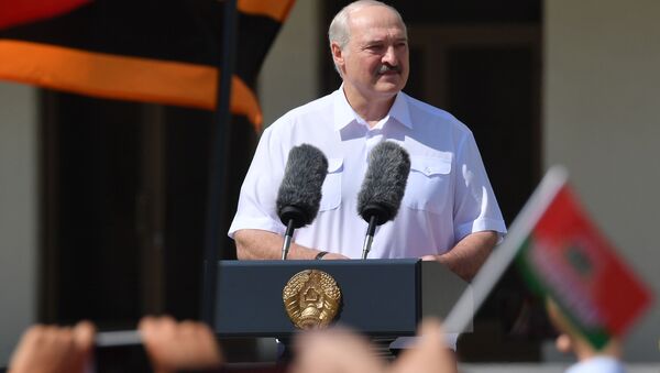 Президент Белоруссии Александр Лукашенко выступает на митинге, организованном в его поддержку на площади Независимости в Минске - 俄羅斯衛星通訊社