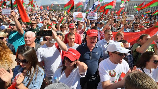 Участники митинга на площади Независимости в Минске в поддержку действующего президента Белоруссии Александра Лукашенко - 俄罗斯卫星通讯社