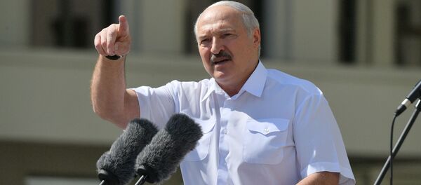 Президент Белоруссии Александр Лукашенко выступает на митинге, организованном в его поддержку на площади Независимости в Минске - 俄羅斯衛星通訊社