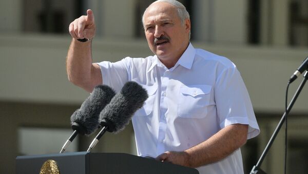 Президент Белоруссии Александр Лукашенко выступает на митинге, организованном в его поддержку на площади Независимости в Минске - 俄罗斯卫星通讯社