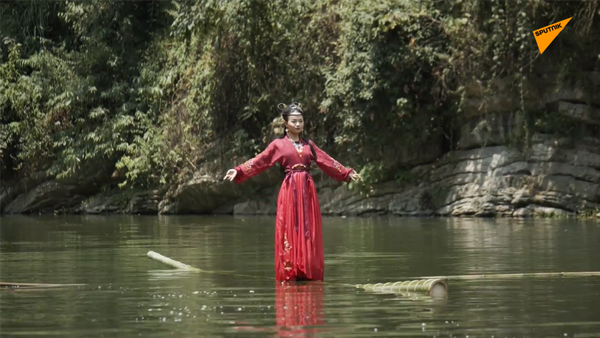 中國女子展示獨竹漂舞 - 俄羅斯衛星通訊社