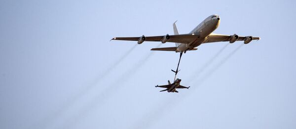 Израильский  Boeing 707 осуществляет дозаправку F-16  - 俄罗斯卫星通讯社