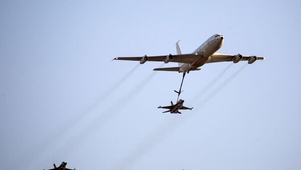 Израильский  Boeing 707 осуществляет дозаправку F-16  - 俄羅斯衛星通訊社