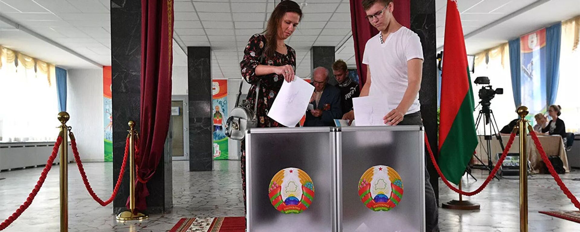 Молодые люди голосуют на выборах президента Белоруссии на избирательном участке в Минске - 俄羅斯衛星通訊社, 1920, 28.02.2022
