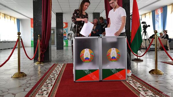 Молодые люди голосуют на выборах президента Белоруссии на избирательном участке в Минске - 俄罗斯卫星通讯社