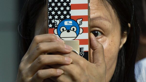 Женщина с флагом США на чехле телефона - 俄罗斯卫星通讯社
