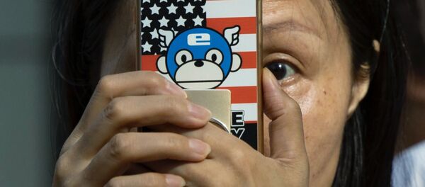 Женщина с флагом США на чехле телефона - 俄罗斯卫星通讯社