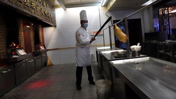 Шеф-повар помещает сырую утку в духовку в ресторане Quanjude Peking roast duck в Пекине - 俄羅斯衛星通訊社