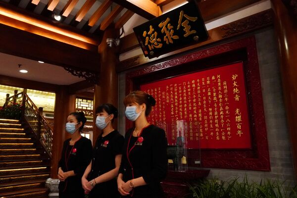 Персонал ресторана Quanjude Peking roast duck в Пекине - 俄罗斯卫星通讯社