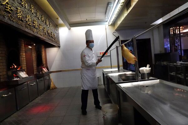Шеф-повар помещает сырую утку в духовку в ресторане Quanjude Peking roast duck в Пекине - 俄罗斯卫星通讯社