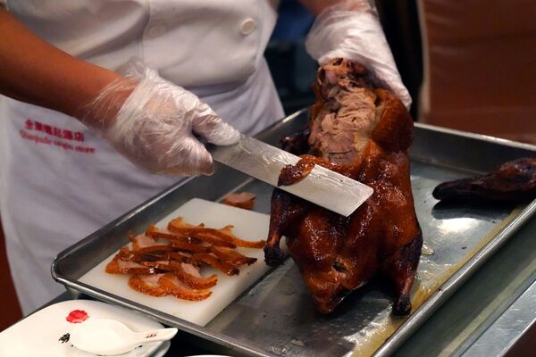 Шеф-повар готовит утку по-пекински в ресторане Quanjude Peking roast duck в Пекине - 俄罗斯卫星通讯社