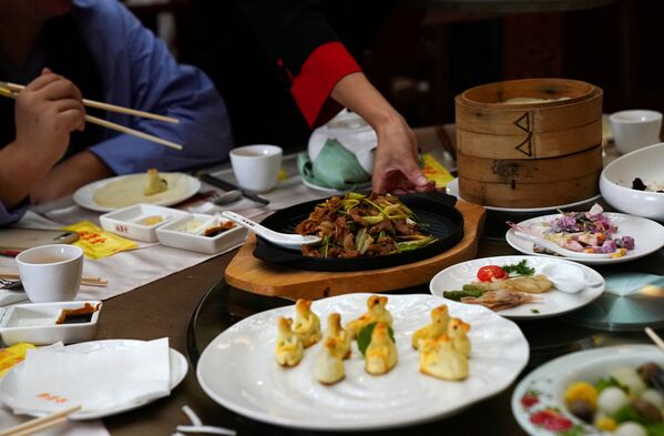 Накрытый столик в ресторане Quanjude Peking roast duck в Пекине - 俄罗斯卫星通讯社