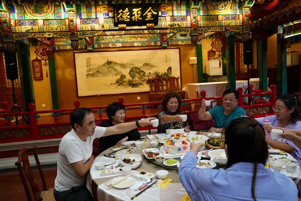 Посетители в ресторане Quanjude Peking roast duck в Пекине - 俄罗斯卫星通讯社