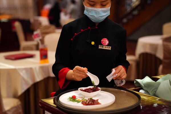 Сотрудник в ресторане Quanjude Peking roast duck в Пекине - 俄罗斯卫星通讯社