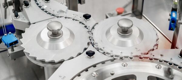 该疫苗由康希诺生物股份公司（CanSinoBIO）、北京生物技术研究所、军事医学科学院共同开发。 - 俄罗斯卫星通讯社