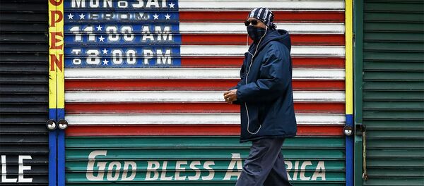 Мужчина в защитной маске у закрытого магазина в Филадельфии - 俄羅斯衛星通訊社