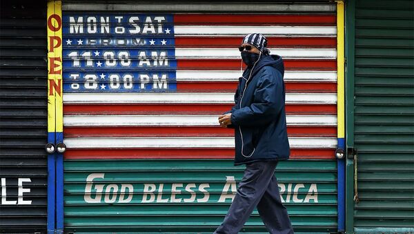 Мужчина в защитной маске у закрытого магазина в Филадельфии - 俄羅斯衛星通訊社