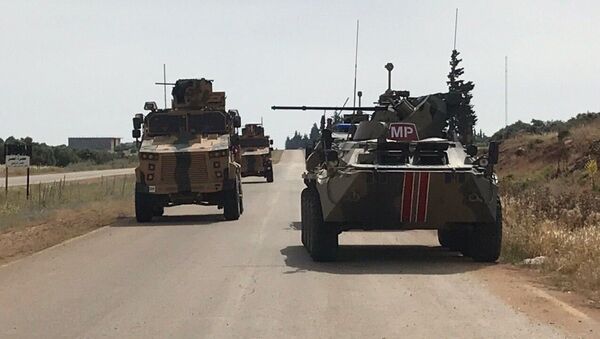  Российские и турецкие военные проводят патрулирование трассы М-4 в Сирии - 俄罗斯卫星通讯社