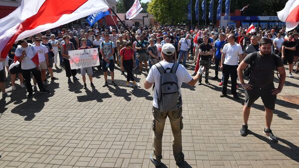 Участники несанкционированной акции оппозиции в Минске - 俄罗斯卫星通讯社