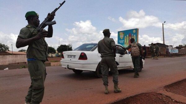  Военнослужащие во время митинга в поддержку военного мятежа в столице Мали Бамако - 俄罗斯卫星通讯社