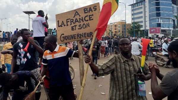 Участники митинга в поддержку военного мятежа в столице Мали Бамако.  - 俄罗斯卫星通讯社