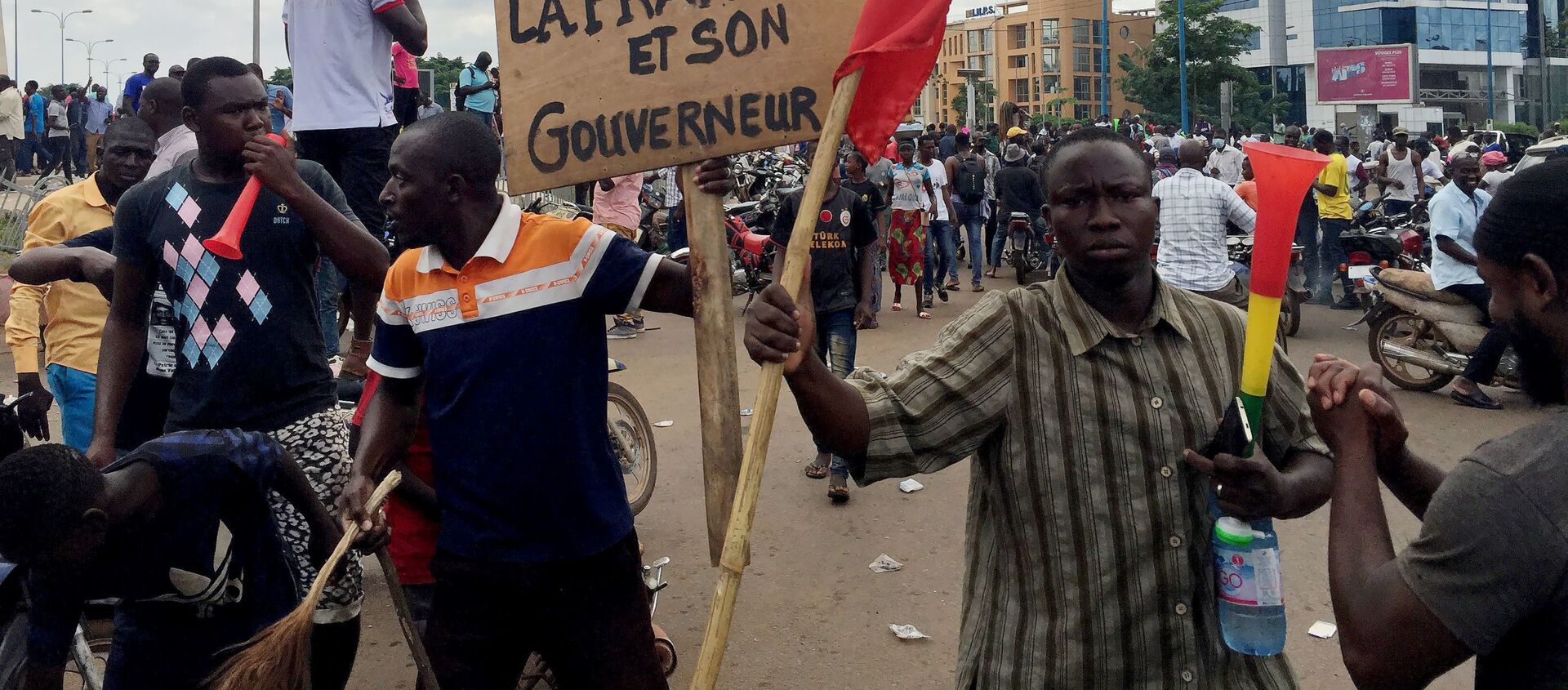 Участники митинга в поддержку военного мятежа в столице Мали Бамако.  - 俄羅斯衛星通訊社, 1920, 26.05.2021