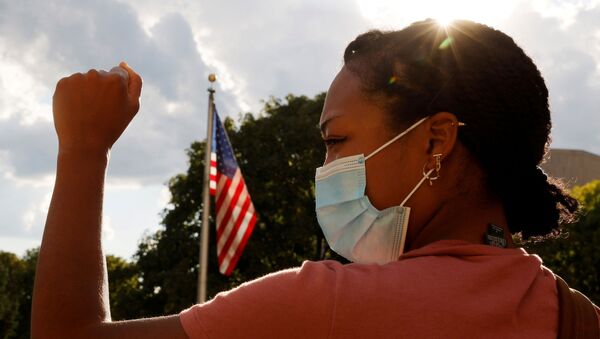 Девушка в медицинской маске на фоне флага США - 俄羅斯衛星通訊社